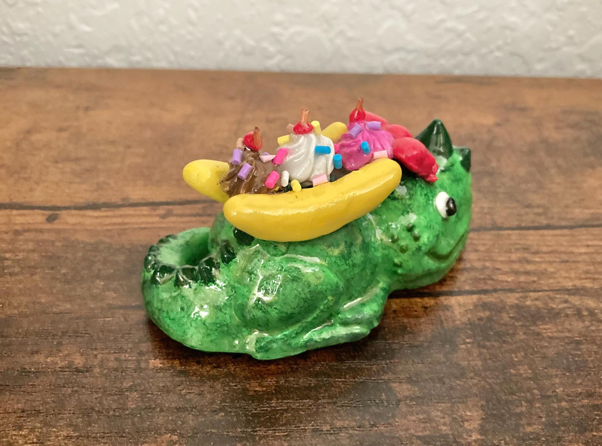 Sculpted lizard creatures