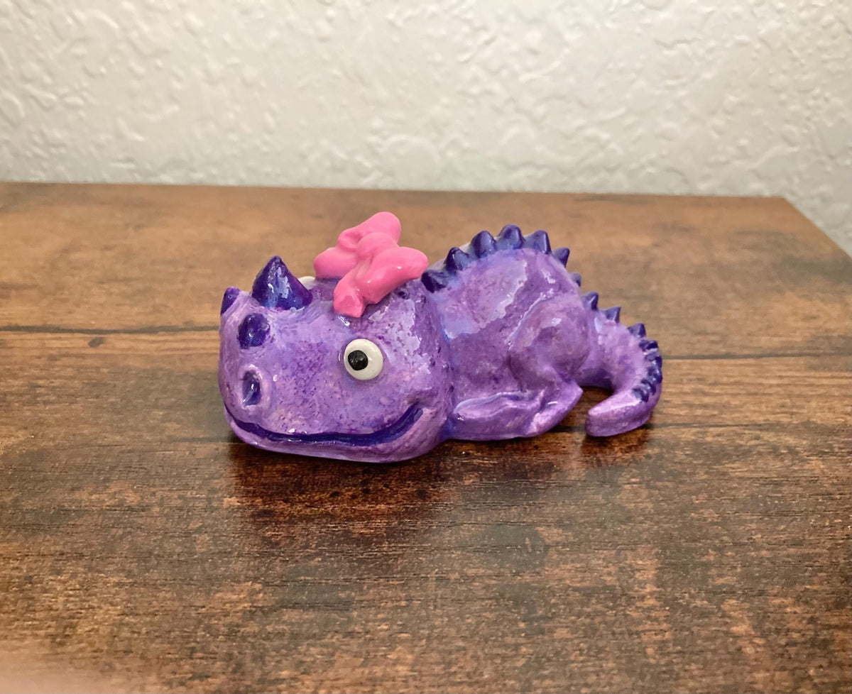 Sculpted lizard creatures