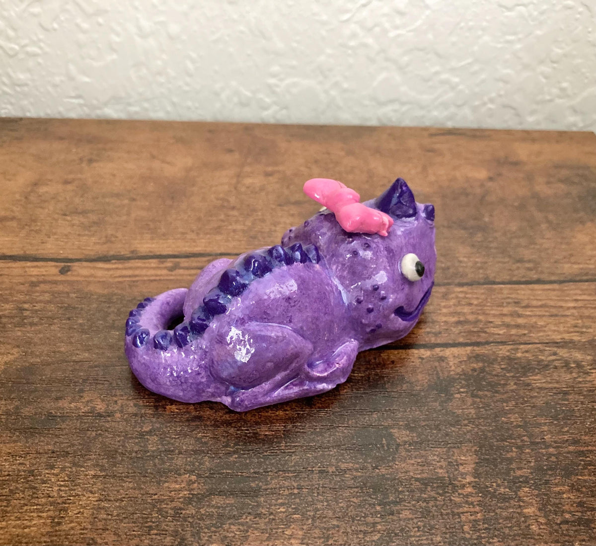 Sculpted lizard creatures