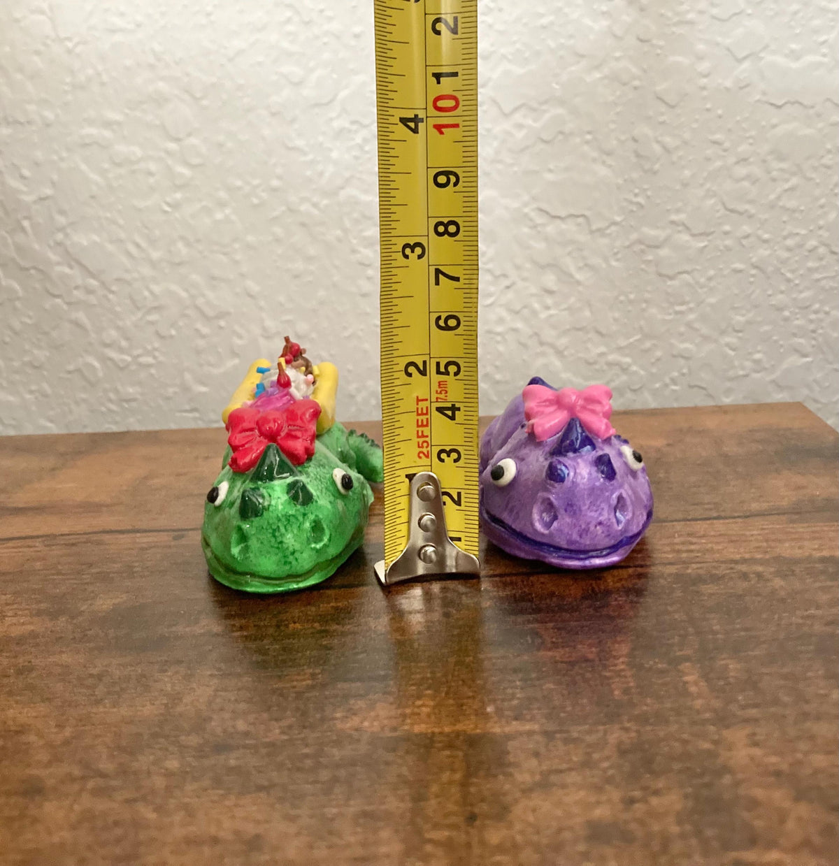 Sculpted lizard creatures