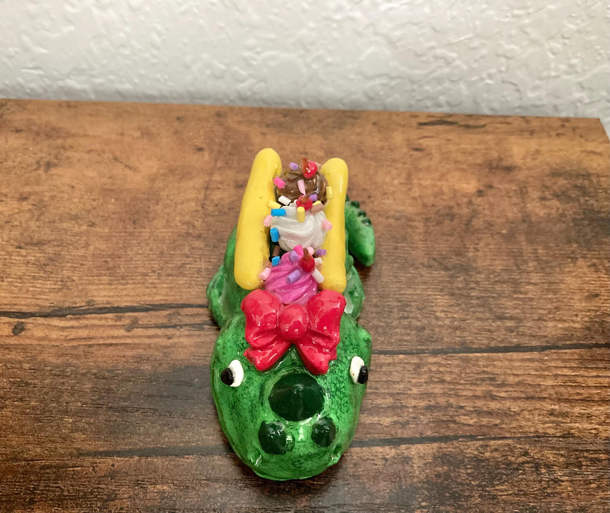 Sculpted lizard creatures